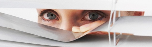 donna-spia-finestra_218356.630x360