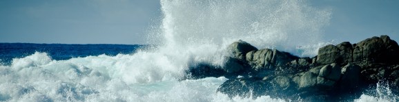 Onda-che-frange-sugli-scogli.jpg