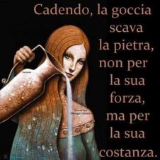 goccia cadendo scava pietra